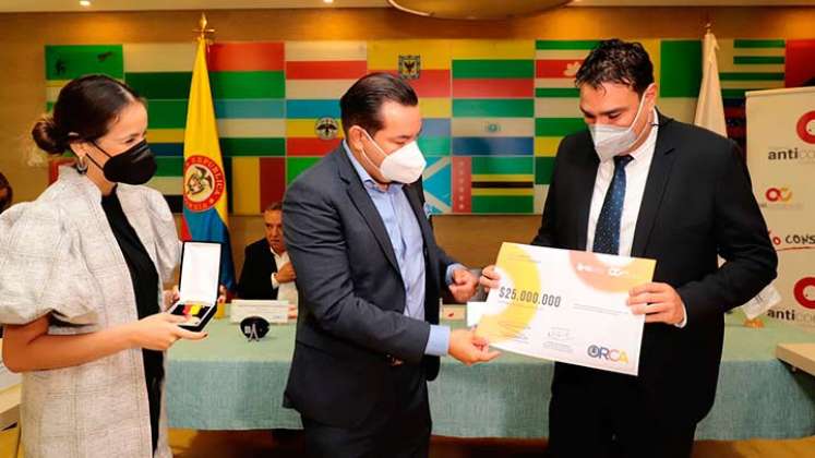 Oscar Gerardino recibe el premio por lucha anticontrabando./Foto cortesía