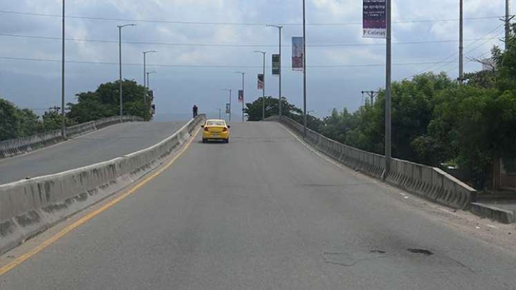 Huecos, ausencia de demarcación y señales son muestra del abandono en que se encuentra el puente Aeropuerto/Foto Jorge Gutiérrez