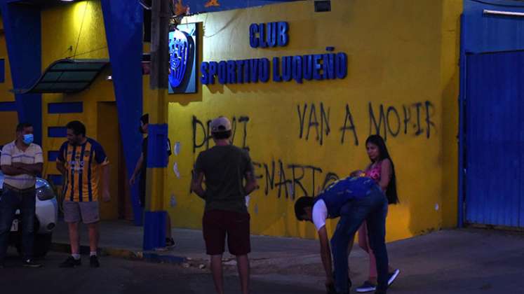 Hinchas de Sportivo Luqueño llegaron hasta la sede del club y amenazaron al equipo.