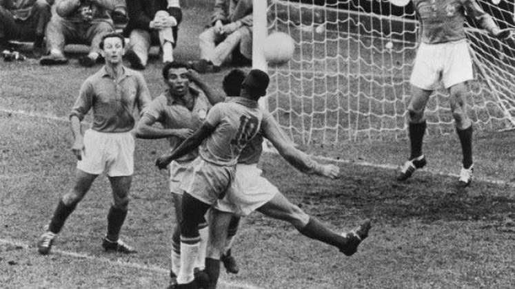 El Rey Pelé (10) una de las grandes figuras del fútbol mundial.