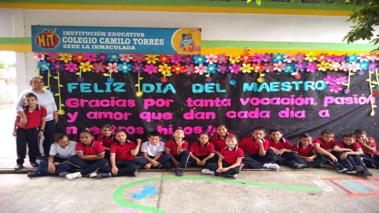 Los niños de la escuela Camilo Torres, en la zona rural de Cúcuta, son la razón de ser de Claudia Mantilla. /Cortesía para La Opinión