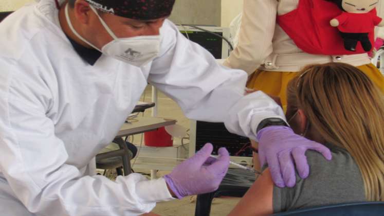 Se están aplicando entre 40 y 50 dosis por equipo de vacunación. Foto: Roberto Ospino/La Opinión.