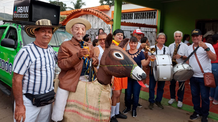  La papayera animó a la comunidad para celebrar una vez más su tradicional fiesta de disfraces. 