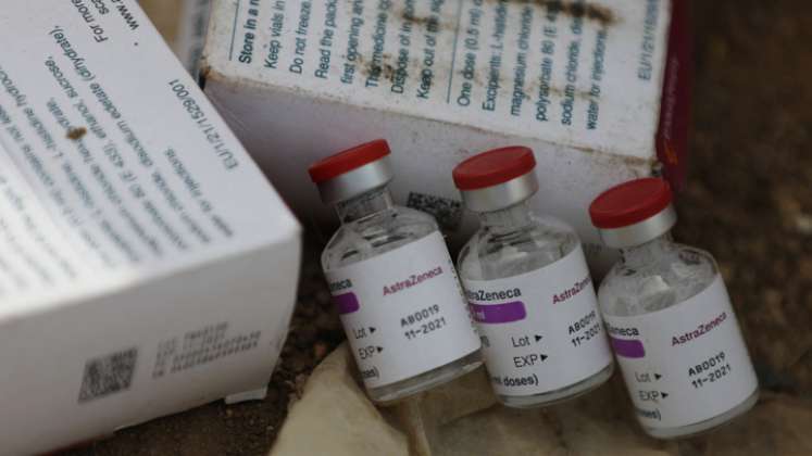 El estudio sobre la tercera dosis fue llevado a cabo "de manera independiente" por investigadores de la universidad de Oxford, con la cual AstraZeneca concibió su vacuna. / Foto: AFP