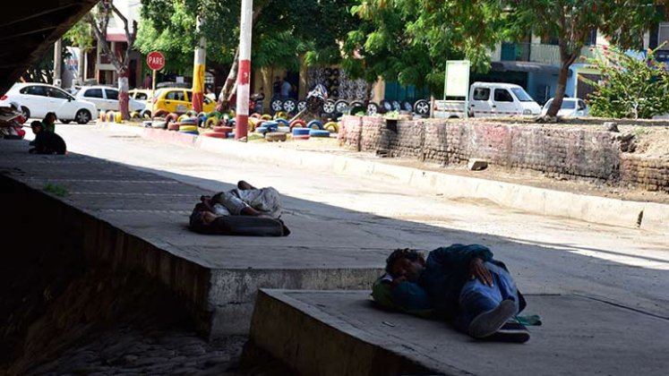 Debajo de los puentes duermen varios habitantes de la calle./Foto Pablo Castillo