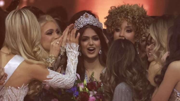 La nueva reina de la belleza universal recibió la corona de Andrea Meza, Miss Universo 2020. / Foto: AFP
