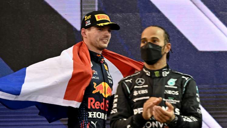 Max Verstappen, campeón mundial de Fórmula Uno de la FIA 2021, junto a Lewis Hamilton (derecha), en el podio del Circuito Yas Marina después del Gran Premio de Fórmula Uno de Abu Dhabi. / Foto: AFP