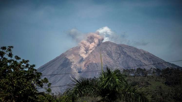 Volcán Semeru en Indonesia entra de nuevo en erupción./Foto: AFP