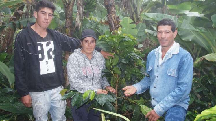 Rodrigo Arias y su familia regresaron a su finca después de ser víctimas de la violencia.