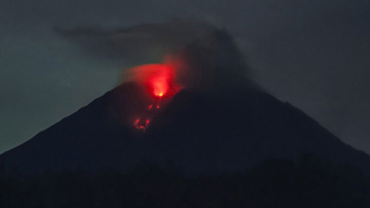 La actividad del volcán Semeru en Indonesia ralentiza el rescate