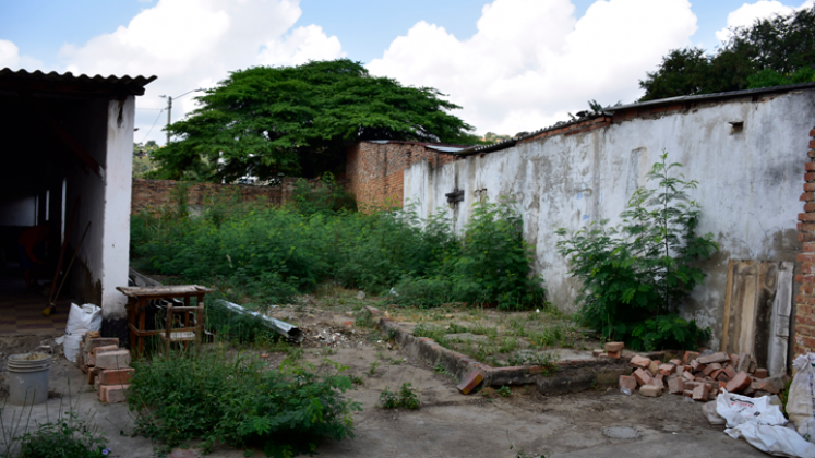 En Cundinamarca el salón cuenta con un patio lleno de maleza, paredes sin pintura, sin puerta principal y el sistema eléctrico y de aguas no funciona. 