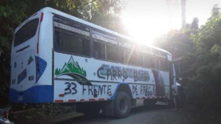 Pánico por bus atravesado en vía de El Tarra hacia Tibú./Foto: cortesía