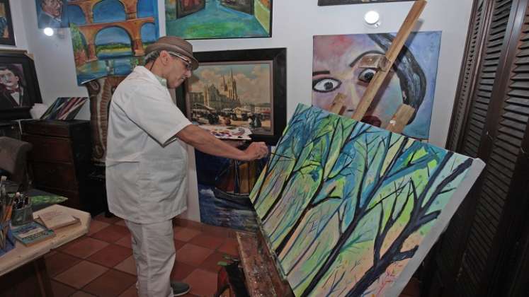 Fernando Ruiz empezó a pintar ya a una edad adulta, sin ningún conocimiento en artes plásticas. /Foto archivo La Opinión