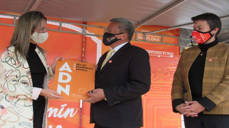 La viceministra, Adriana Padilla le entregó al alcalde, Humberto Pisciotti  la placa alusiva a la puesta en marcha de la ADN. Foto: Roberto Ospino/La Opinión.