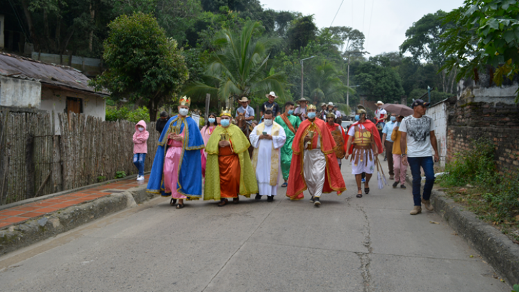 Niños, jóvenes y adultos acompañaron el recorrido que hicieron los Reyes Magos por el municipio de Santiago.