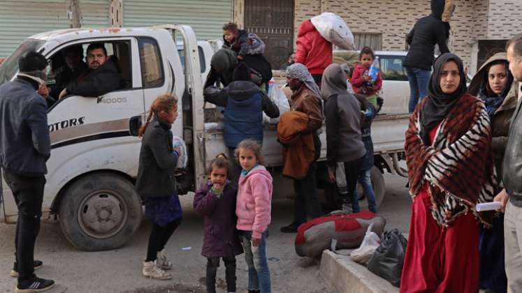 Los sirios huyen de sus hogares en el barrio de Ghwayran, en la ciudad norteña de Hasakeh, en el cuarto día de enfrentamientos entre las fuerzas kurdas y los combatientes del grupo Estado Islámico (EI). / Foto: AFP