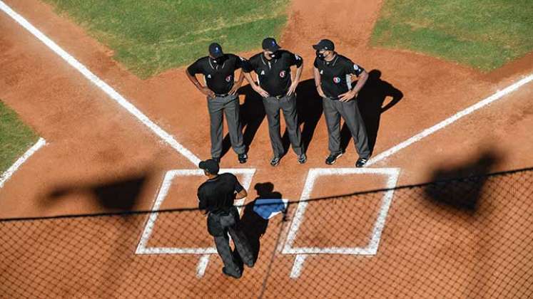 Los umpires, son los responsables de definir una jugada en el béisbol.