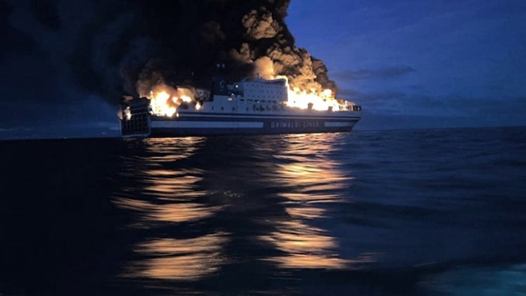 Incendio de un barco en Grecia.