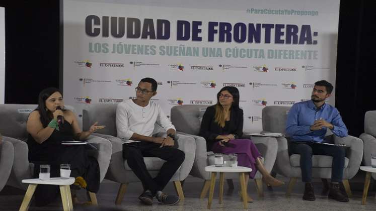 Panelistas invitados. Todos coincidieron en que, el diálogo es una herramienta fundamental para erradicar las violencias. / Foto: Pablo Castillo / La Opinión 