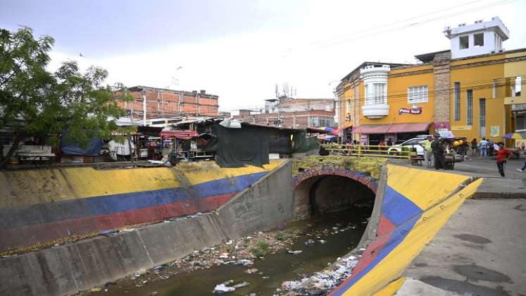 Inseguridad, invasión al espacio público y contaminación ambiental es el panorama en esta zona de la ciudad. / Foto: Jorge Gutiérrez / La Opinión 