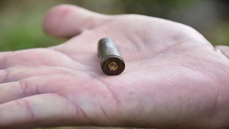 También se pudieron ver las vainillas de las balas que dispararon de uno y otro lado.