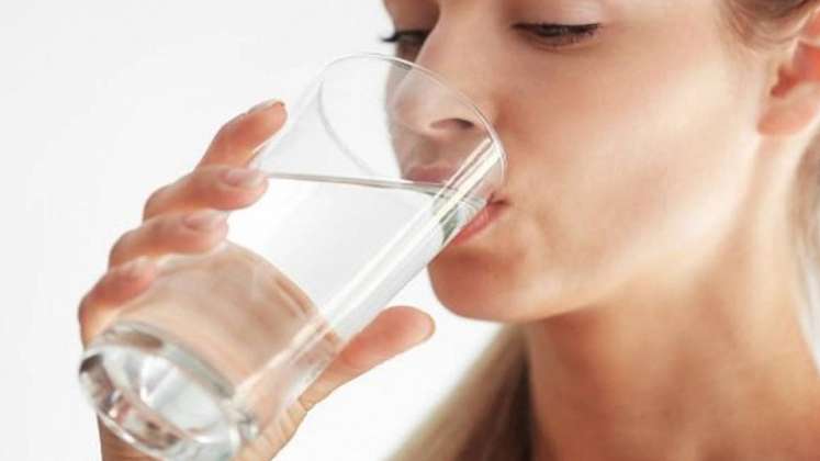 beber agua para manejar el dolor de cabeza