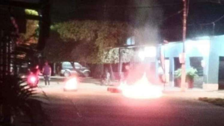 Llantas quemadas en calles de La Gabarra por el Eln.