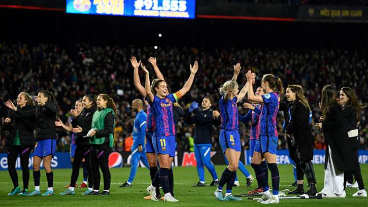 El FC Barcelona femenino venció al Real Madrid en un emocionante partido.