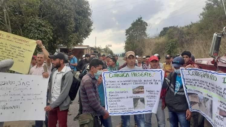 Campesinos bloquean la carretera que conduce hacia el municipio de La Playa de Belén, reclaman mayor atención a la malla vial secundaria y terciaria.