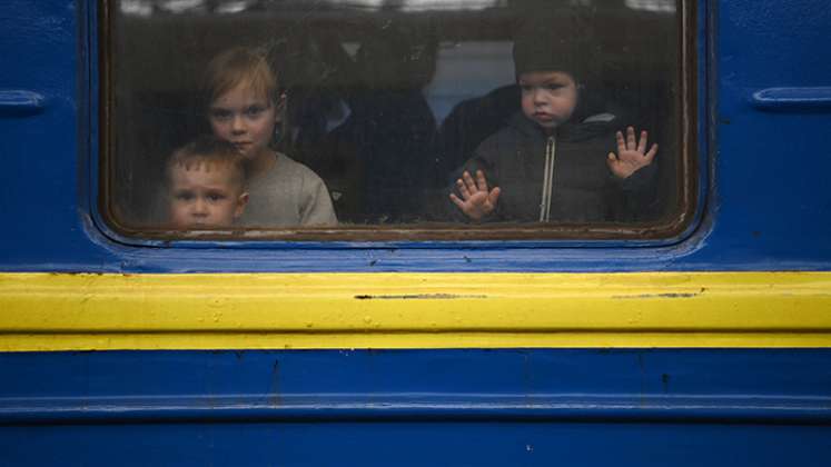 Niños escapando de Ucrania.