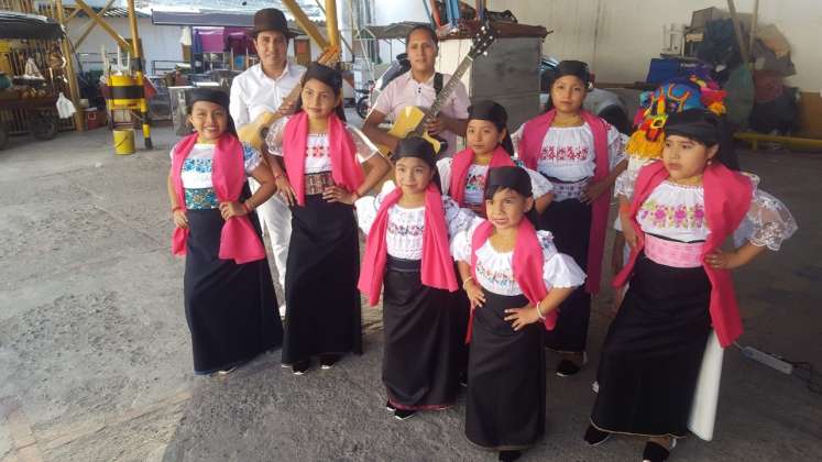 16 niños de la comunidad aprenden la danza tradicional. 