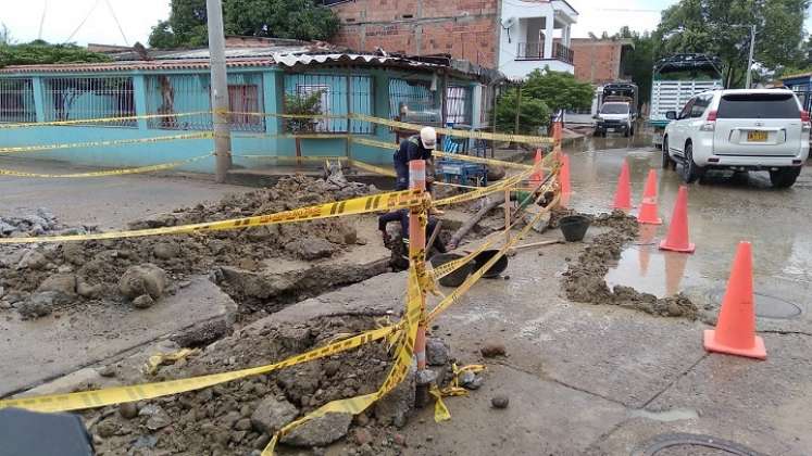 El daño fue en el tubo madre que surte de agua al barrio La Laguna. /Foto: Suministrada/La Opinión