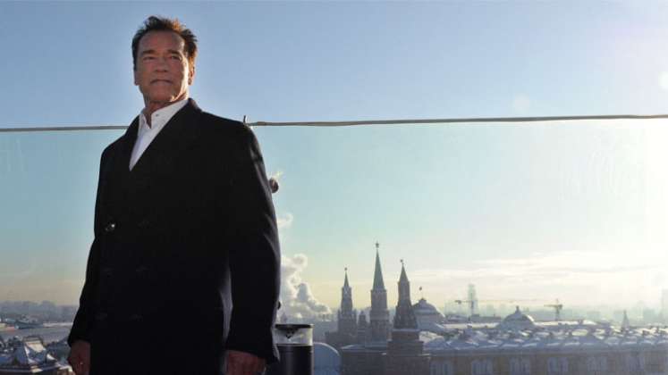 El actor austríaco Arnold Schwarzenegger pide por el fin de la guerra.