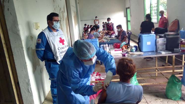 Cruz Roja Colombiana vacunando.