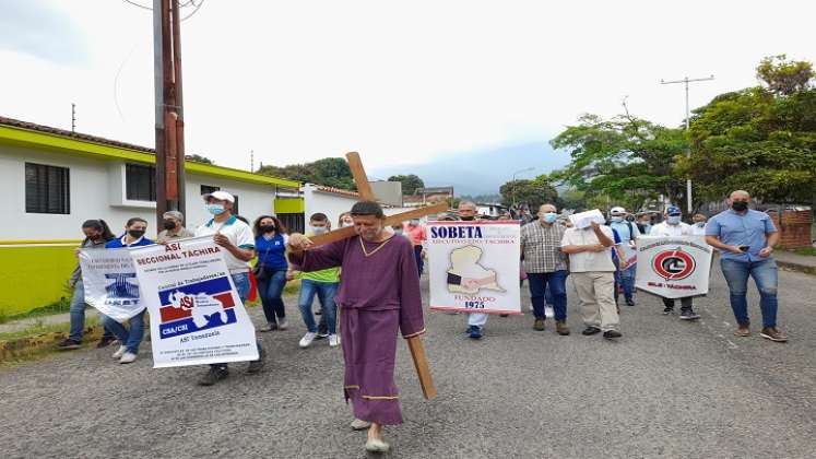 La pasión de Cristo se ve reflejada en las vivencias de los empleados públicos del Táchira. / Foto: Anggy Polanco / La opinión