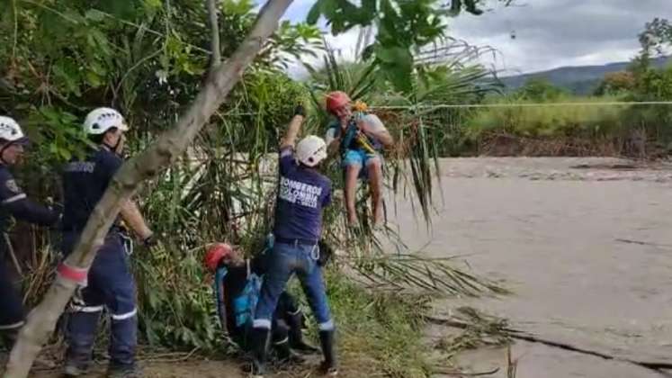 En Los Patios rescatan a familias en peligro por las lluvias. 