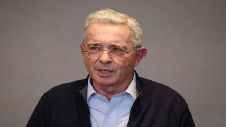 Rechazan preclusión del caso por soborno contra Uribe