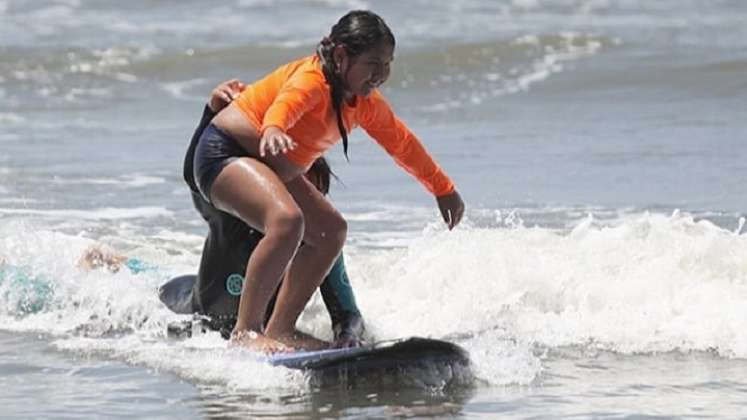 Los niños aprenden surf
