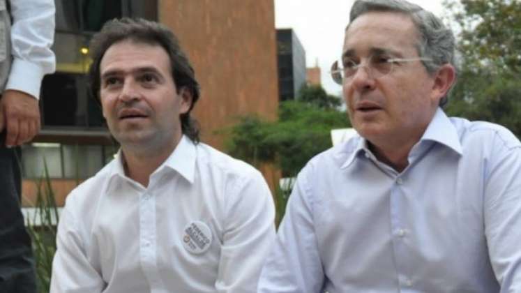 Federico Gutiérrez, aspirante a la Casa de Nariño y Álvaro Uribe Vélez, expresidente de Colombia.