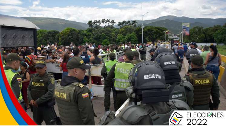 Colombianos esperan pasar la frontera y ejercer su derecho al voto.