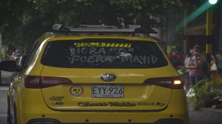 Taxistas consideran posibilidad de irse a paro por comparendos en paraderos y piden que se saque del cargo a secretario de Tránsito y Transporte. 