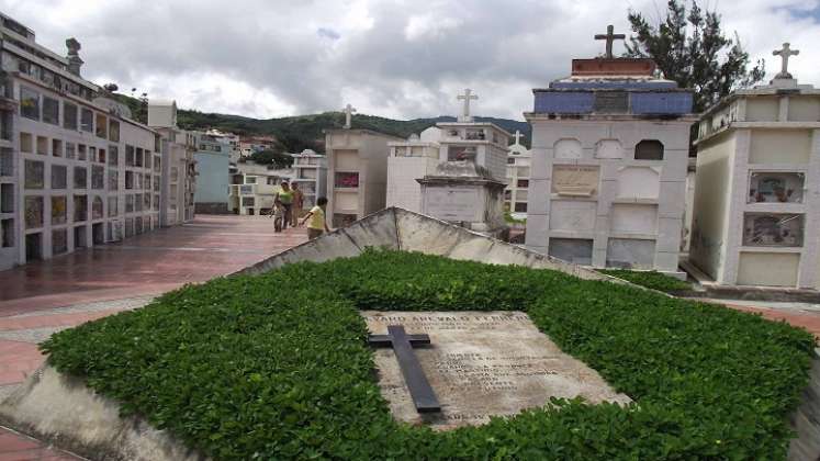 En el cementerio central de Ocaña se encuentra enterrado el tesoro del sacerdote Alejo María Buceta y en torno a ese episodio se han tejido narraciones fantásticas. 
