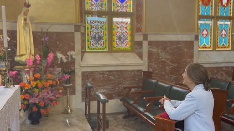 De rodillas, Ingrid Betancourt le pidió perdón a la Virgen María por declaraciones de Rodolfo Hernández