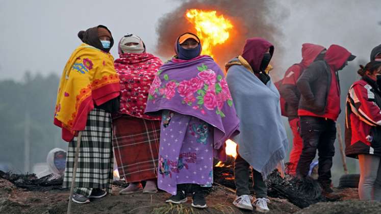 Con hogueras y barricadas indígenas de Ecuador reclaman ayuda económica./Foto: AFP