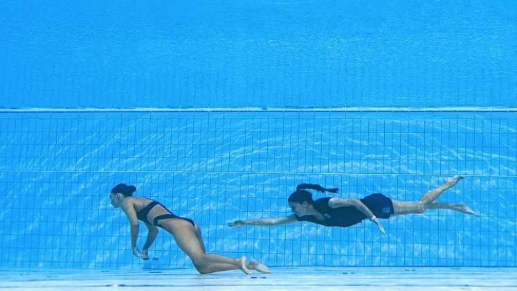 Valiente entrenadora rescató a una nadadora desmayada durante los Mundiales./Foto: AFP