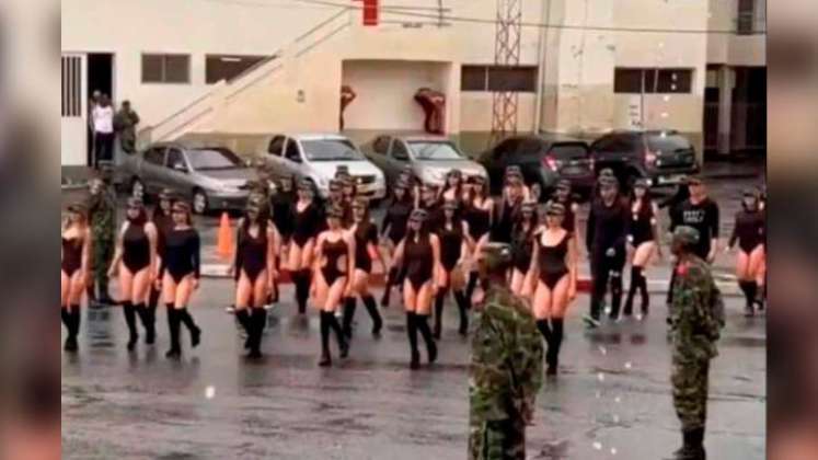 Polémica por desfile de mujeres en body