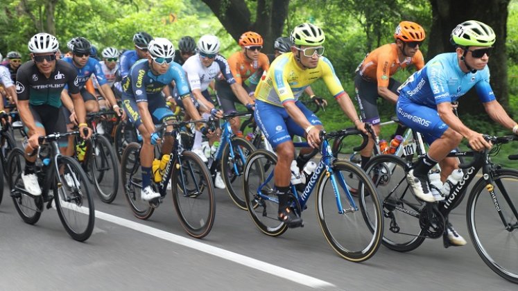 Ganador de etapa en la Vuelta a Colombia se estrelló con su esposa en la meta./Foto: Colprensa