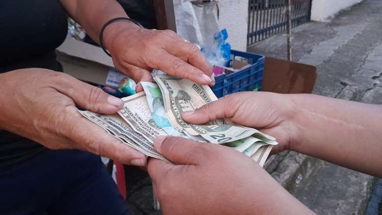 Pesos y dólares en efectivo mueve la economía de Venezuela. Foto Anggy Polanco / La Opinión