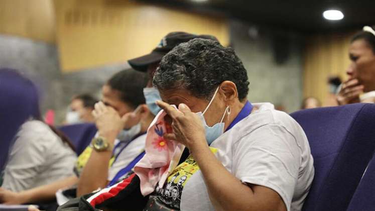  El dolor de las madres de las víctimas de ‘falsos positivos’, durante la audiencia de reconocimiento por parte de militares./ Foto: Colprensa