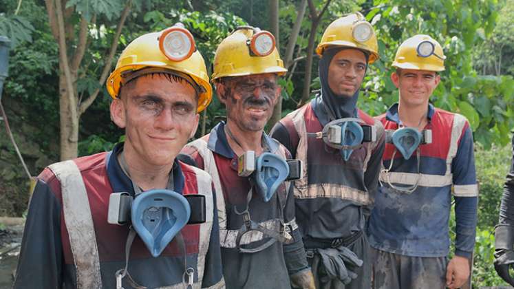 Hombres y mujeres encuentran su sustento y el de sus familias con la minería; por eso, hoy celebran con orgullo el Día del Minero./Foto Cortesía Carbomax